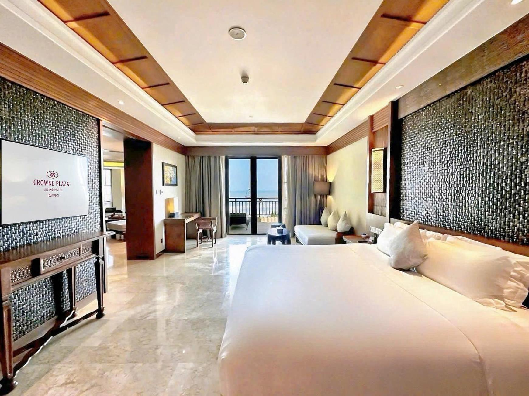 Crowne Plaza &