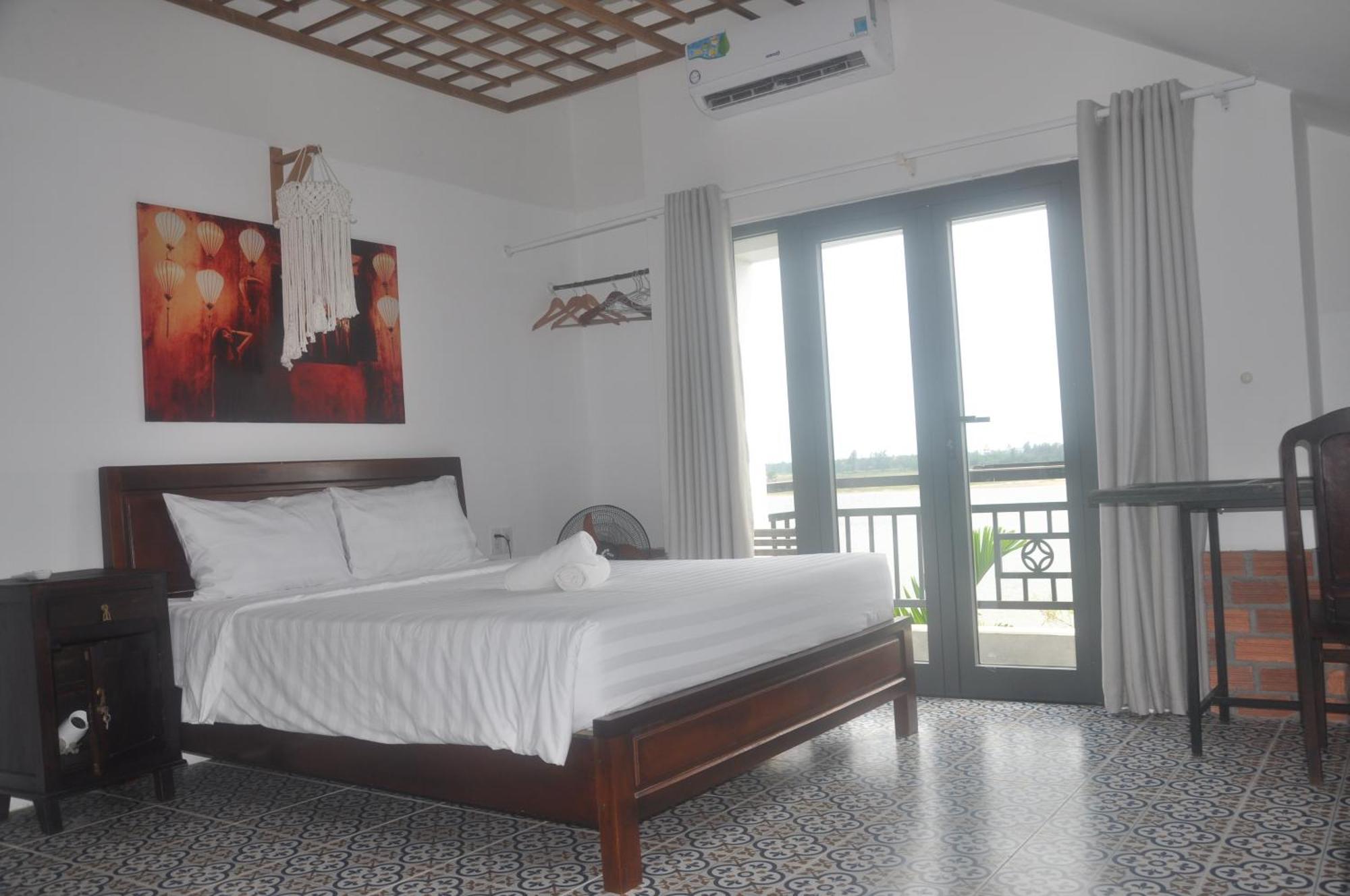 Autumn Bay Riverside Hotel *