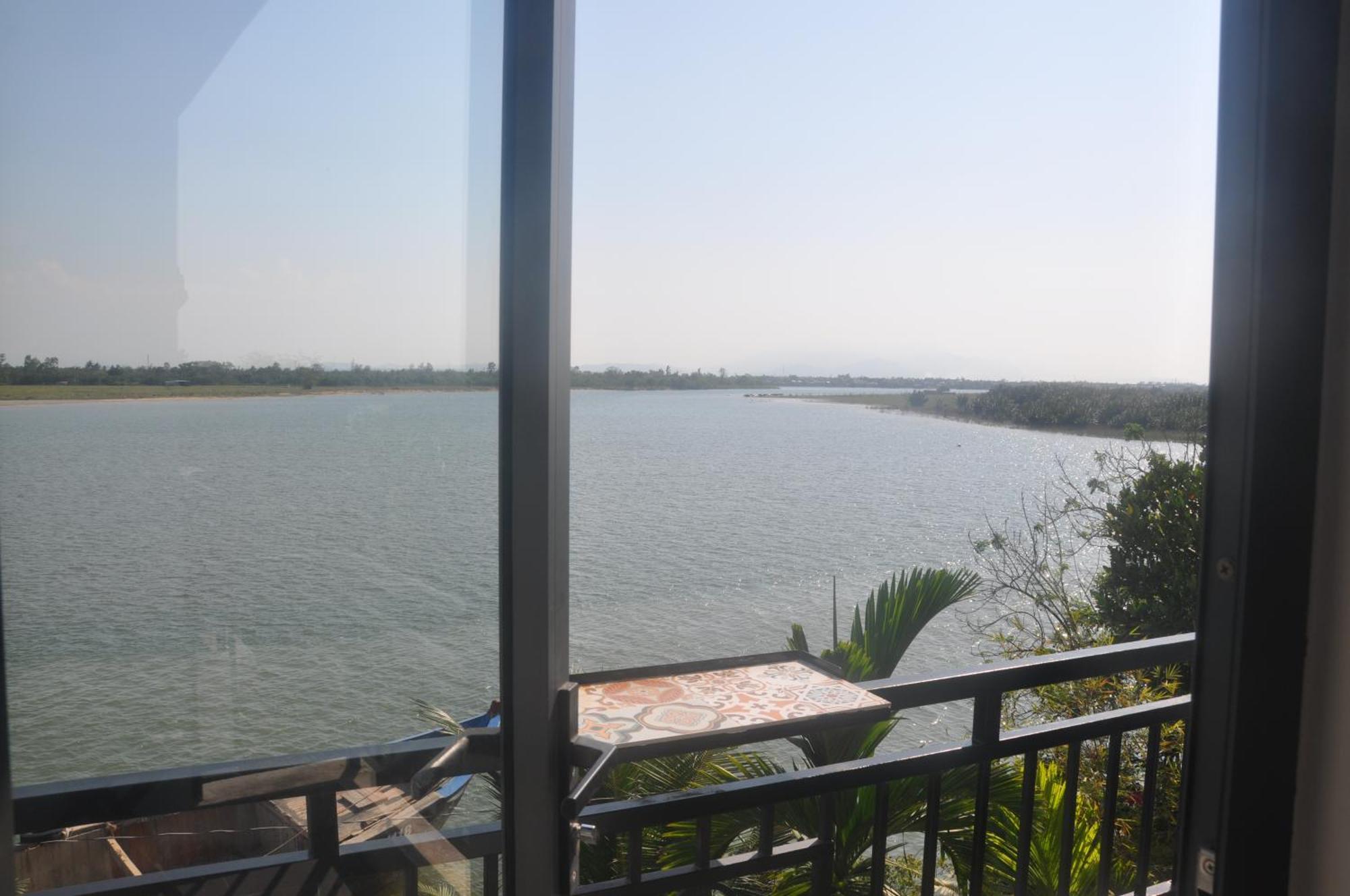 Autumn Bay Riverside *