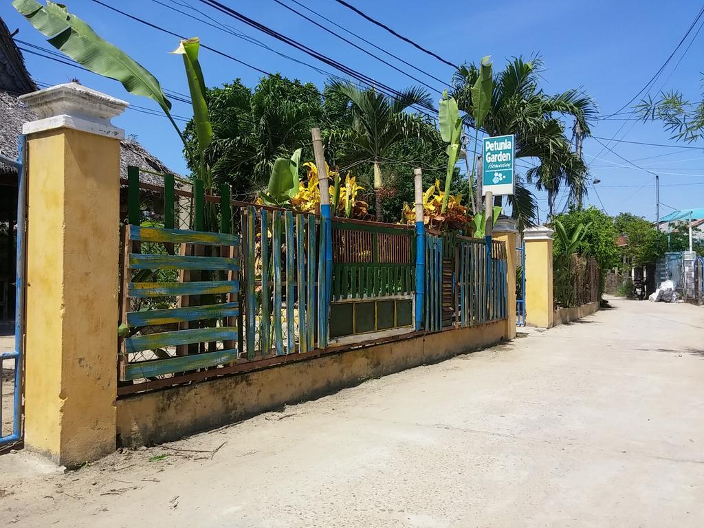 Homestay Petunia Garden And
