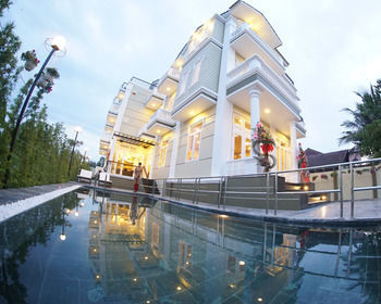 Villa Golden Bell Backpacker & Pool Bar *