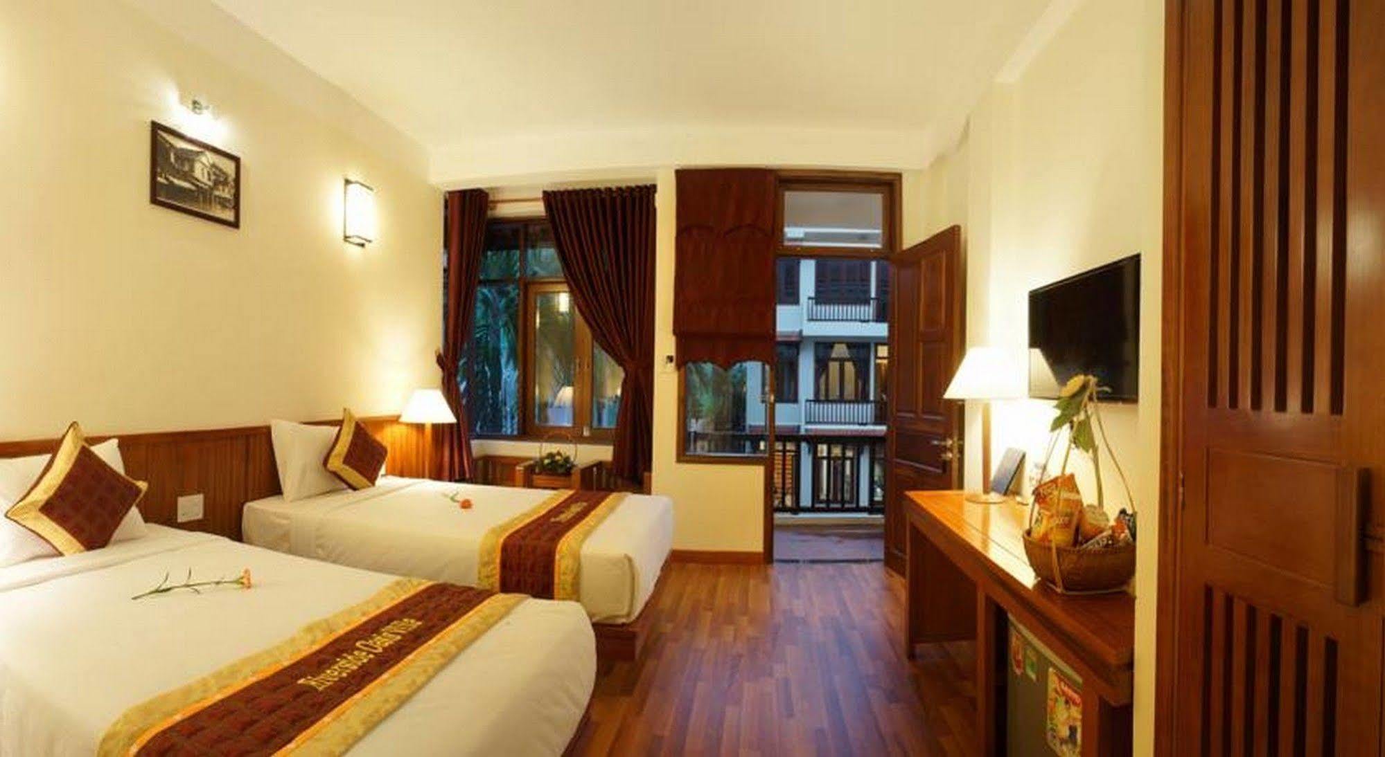 Biệt thự Riverside Oasis *