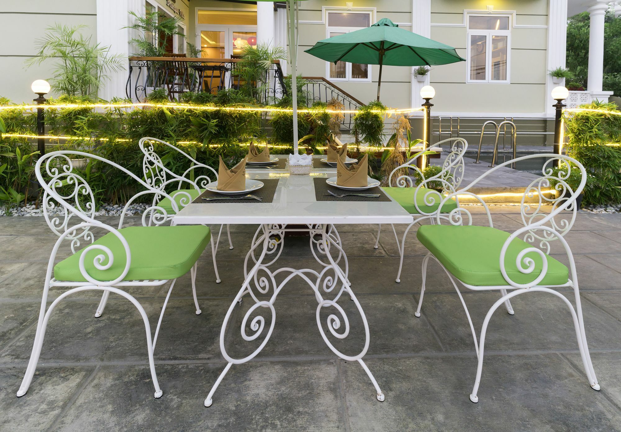Villa Golden Bell Backpacker & Pool Bar