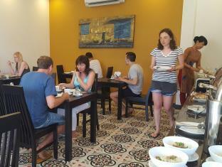 Golden Bell Backpacker & Pool Bar Villa *