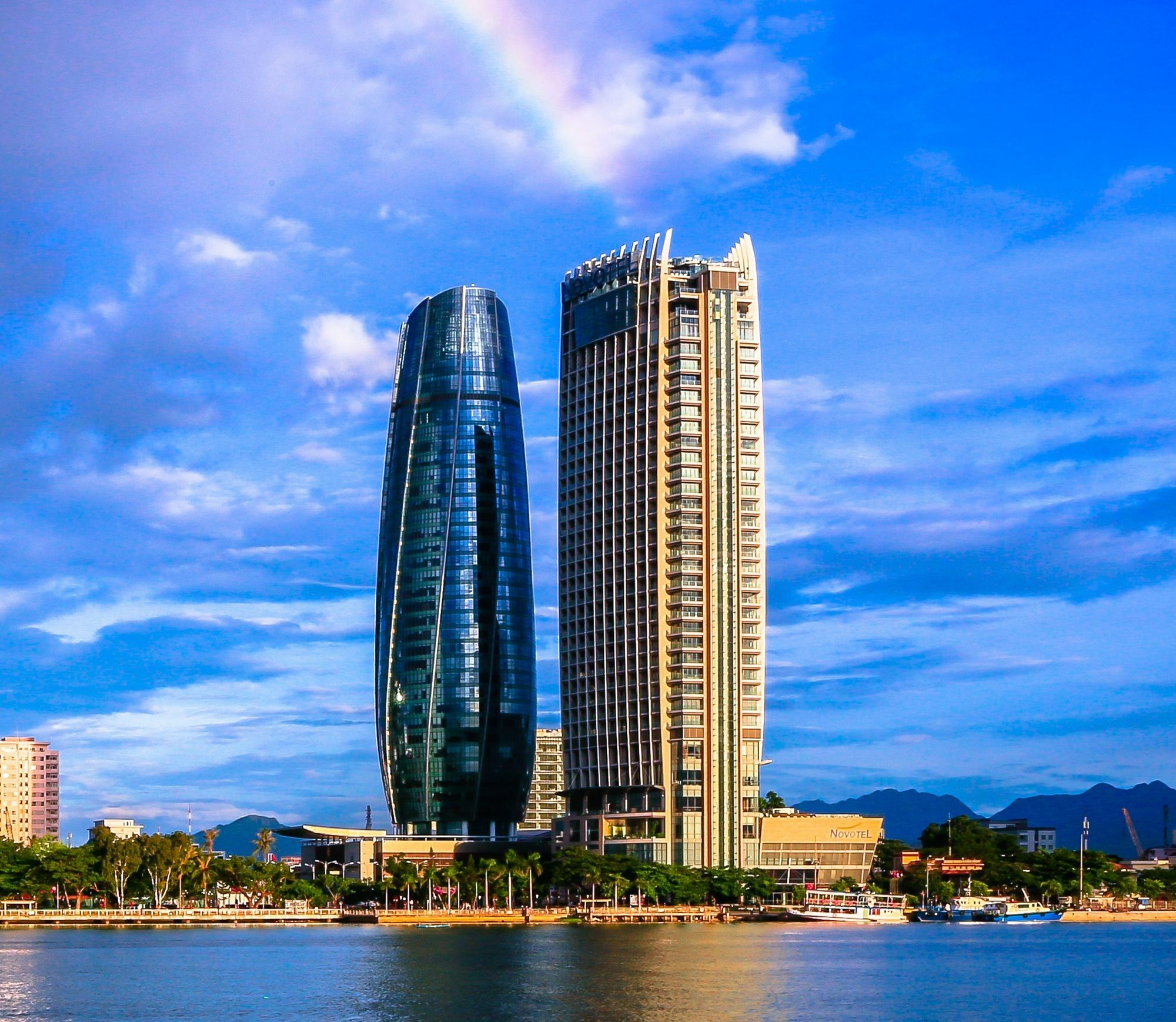 Khách sạn Novotel Premier River