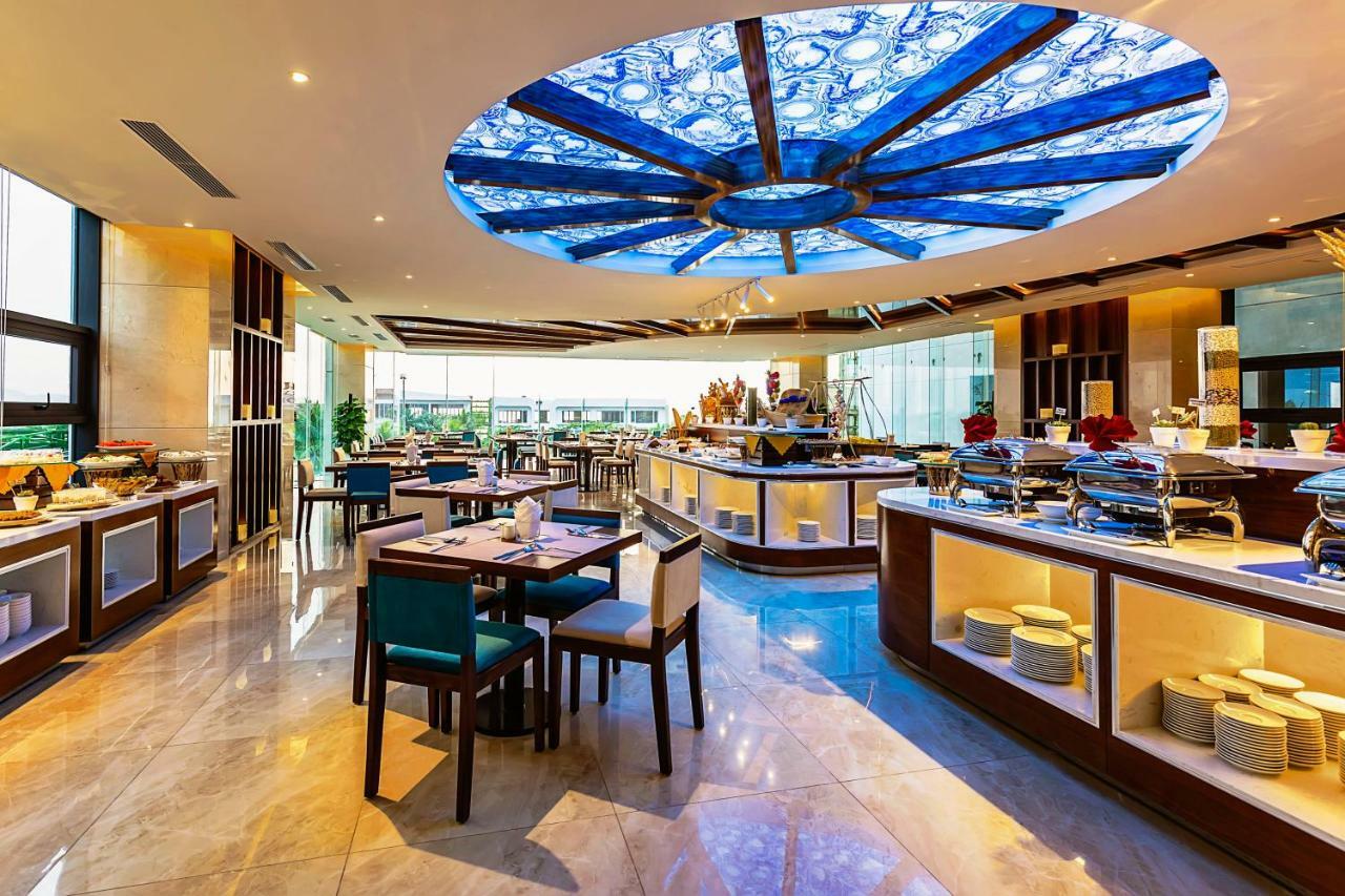 Maximilan 4*