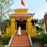 Victoria Nui Sam Lodge