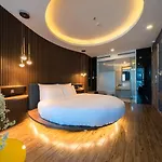 Aaron Hotel