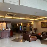 RedDoorz Premium White Lion Hotel