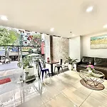 Khách sạn RedDoorz The Jade Thân Nhân Trung