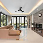Deluxe Ocean Villa Along The Beach