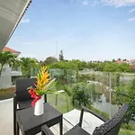 Deluxe Ocean Villa Along The Beach
