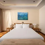 Deluxe Ocean Villa Along The Beach