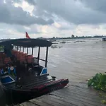 Khach San Cuu Long A, Cho Vinh Long