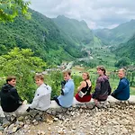 Ha Giang Safari Hostel & Motorbikes