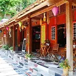 Green Hill Hostel & Tour