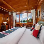 Cat Ba Cruise