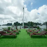 Cat Ba Cruise