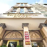 California Saigon Hotel & Rooftop Pool