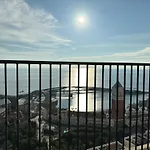 Seaside Fireworks Apartment Free Gym & Pool