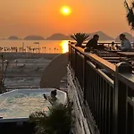 The One Hostel & Rooftop Bar Catba