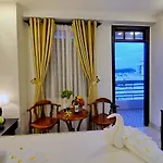 Full House Hotel