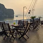 Garden Bay Premium Cruise