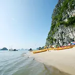 Garden Bay Luxury Cruise