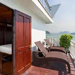 Garden Bay Premium Cruise