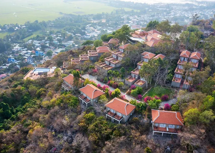 Victoria Nui Sam Lodge