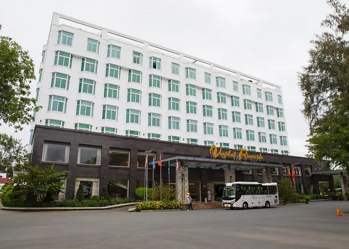 Van Phat Riverside Hotel