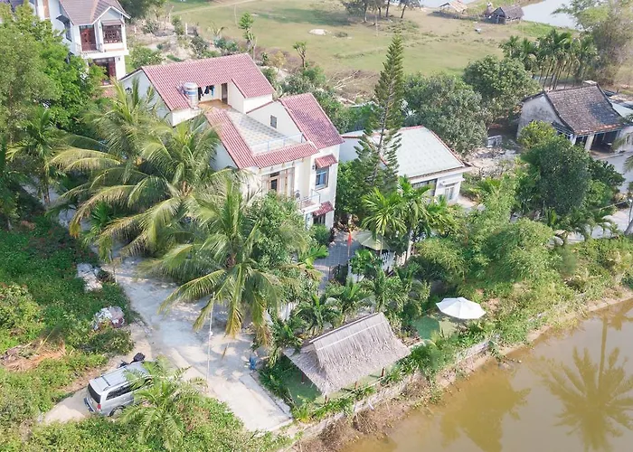 Tra Que Riverside Homestay