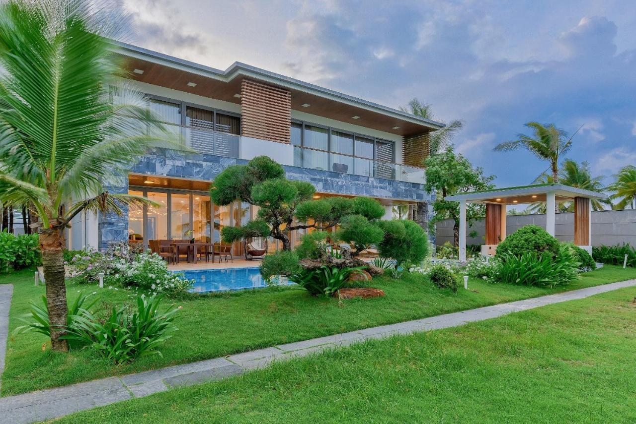 6 Bedrooms Luxury & Beachfront