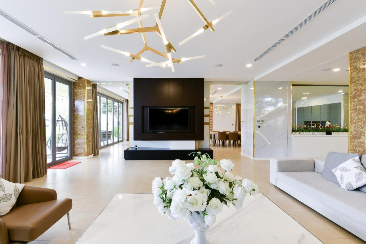 6 Bedrooms Luxury & Beachfront Villa *
