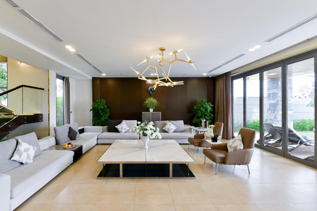 6 Bedrooms Luxury & Beachfront *