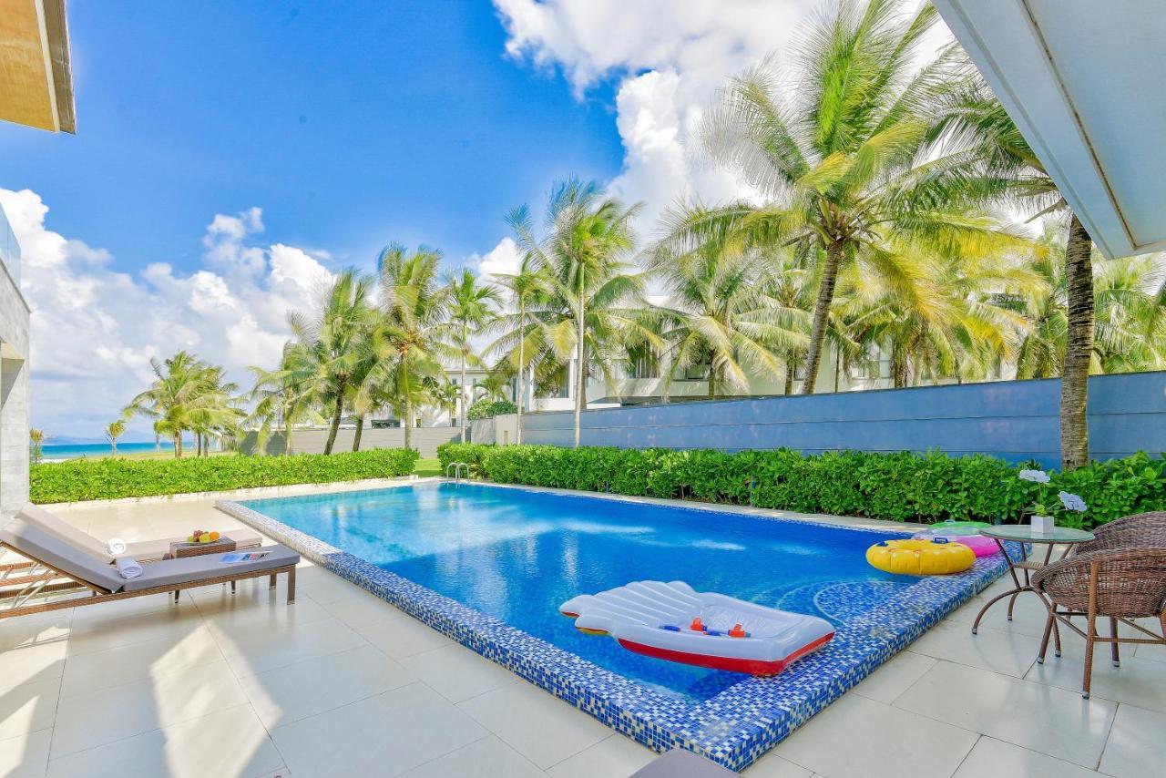 7 Bedrooms Beachfront Luxury *