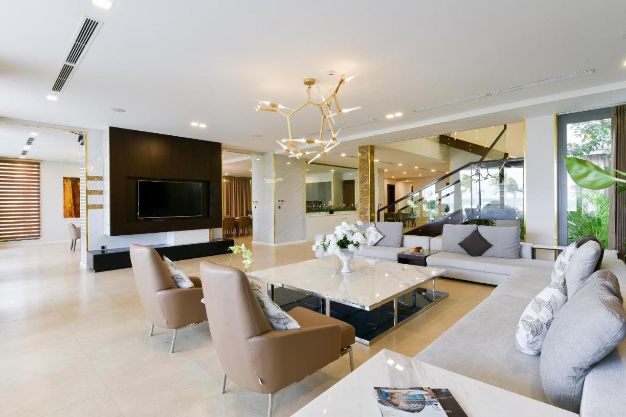 6 Bedrooms Luxury & Beachfront