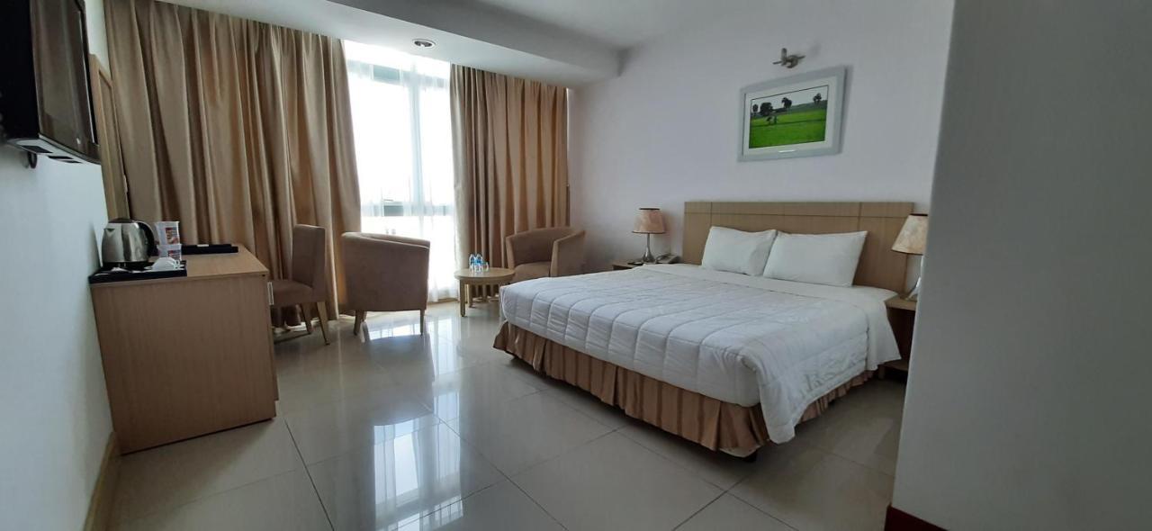 River Hotel 3*