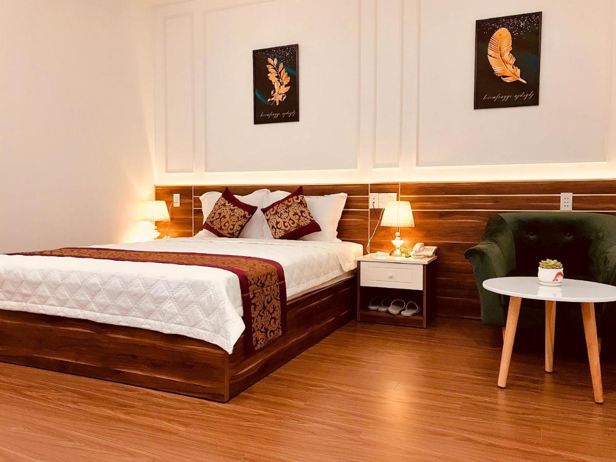 Khách sạn New