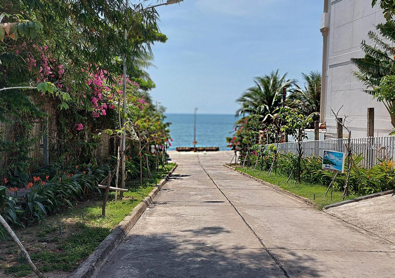 Victoria Beachfront Night Market Apartment