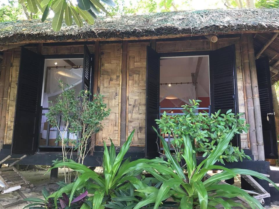 Whale Island Resort Dam Mon