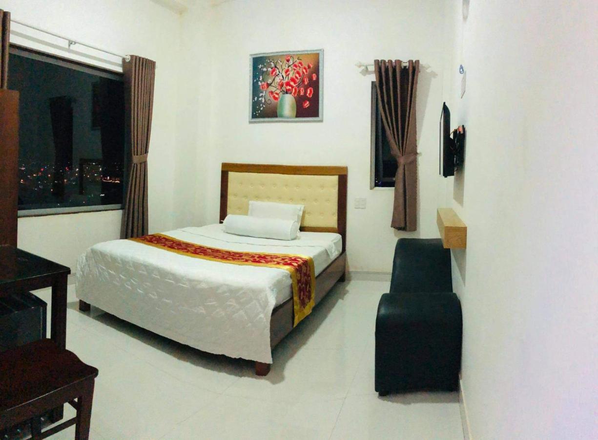 Hoàng Nhi 2*