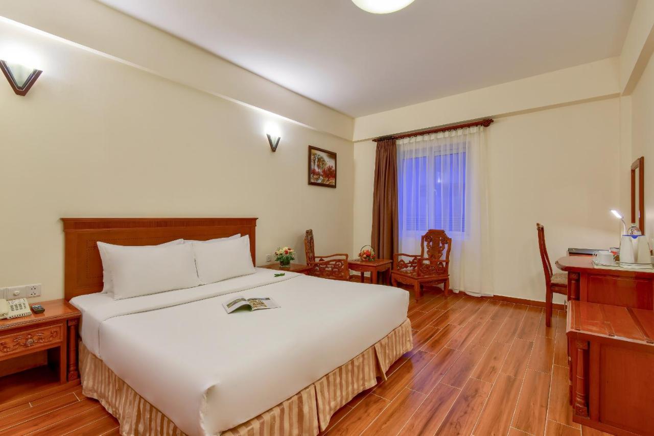 Khach San Park Hotel