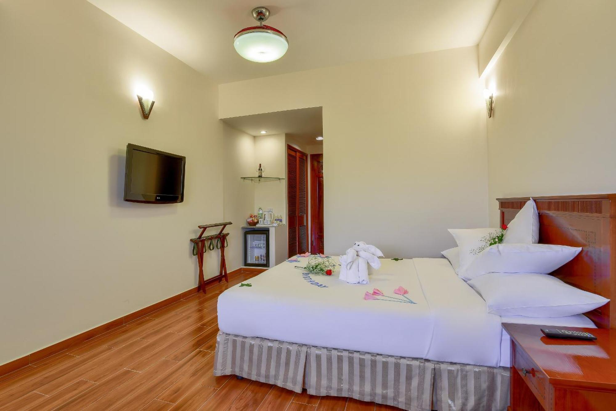 Khach San Park Hotel