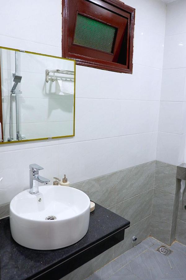Khach San Louis Hotel