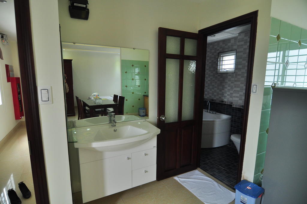 Red Rosemallow Hotel