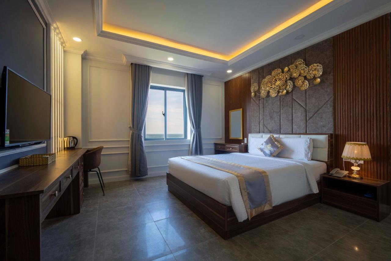 Happy Hotel