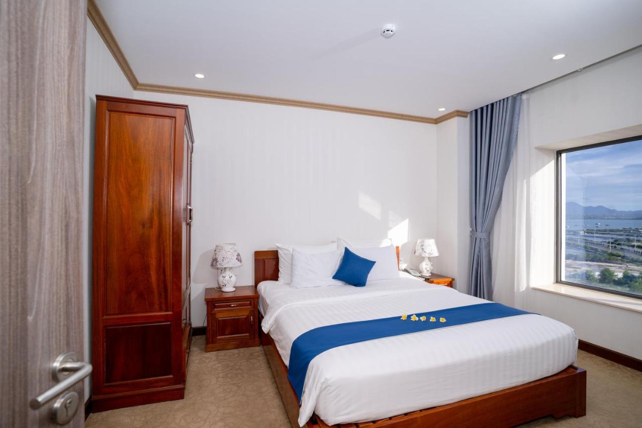 Navy 4*