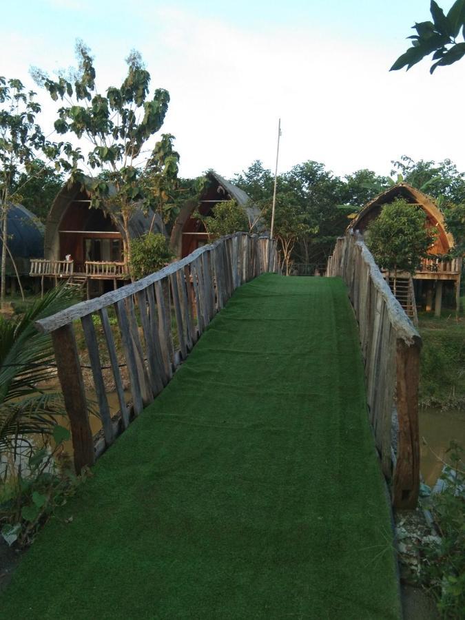 Rice Straw Lodge-