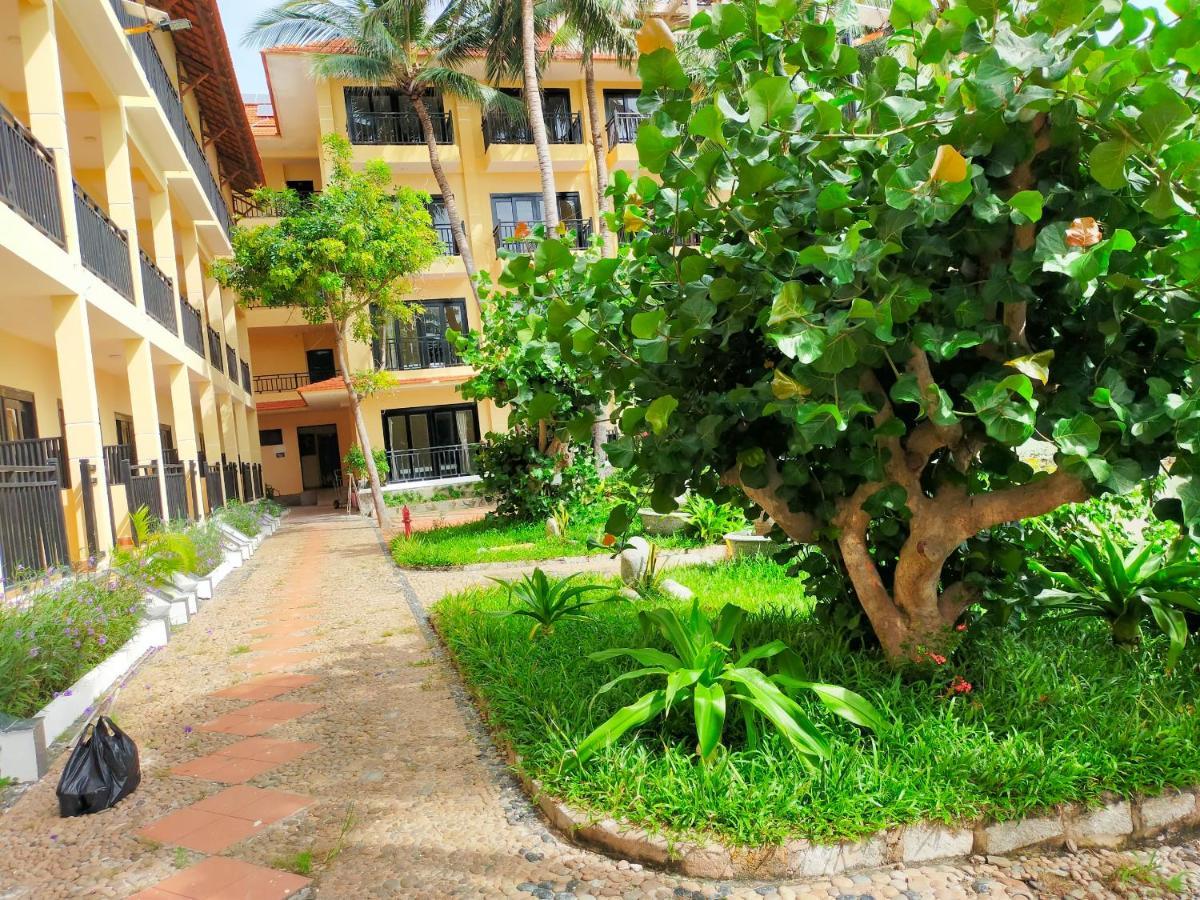 Resort Hon Rom Central Beach Resort